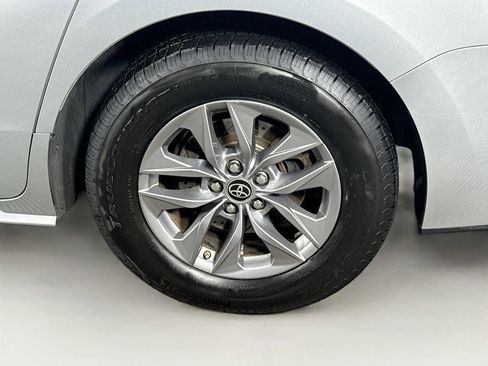 Used 2022 Toyota Sienna XLE image 9