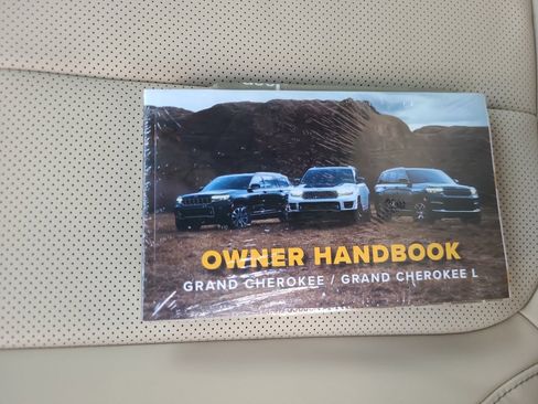 New 2025 Jeep Grand Cherokee Limited w/ Luxury Tech Group II image 34