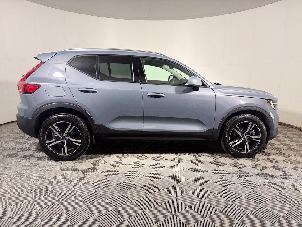 Used 2023 Volvo XC40 B5 Core w/ Convenience Package AWD/4WD image 8
