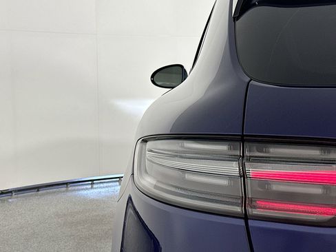 Certified 2025 Porsche Macan image 16