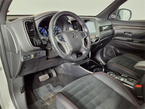 Used 2022 Mitsubishi Outlander LE image 17