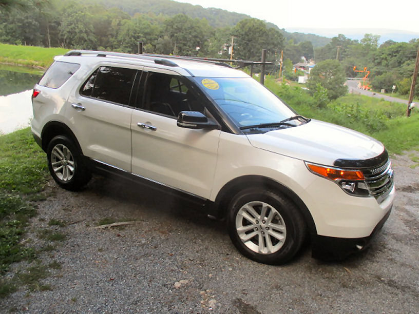 Used 2013 Ford Explorer XLT FWD image 2