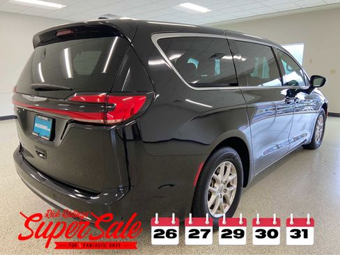 Used 2024 Chrysler Pacifica Touring-L image 5