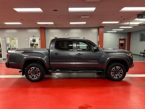 Used 2022 Toyota Tacoma TRD Sport AWD/4WD image 3