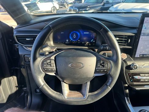 Used 2020 Ford Explorer Platinum w/ Premium Technology Package image 12