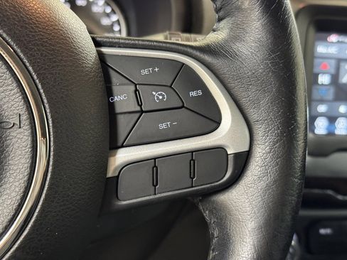 Used 2018 Jeep Renegade Latitude w/ Cold Weather Group image 32