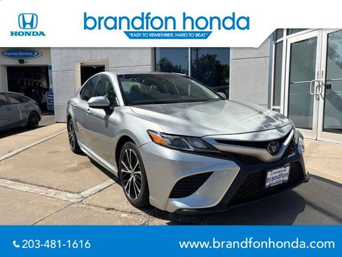 Used 2020 Toyota Camry SE FWD image 1