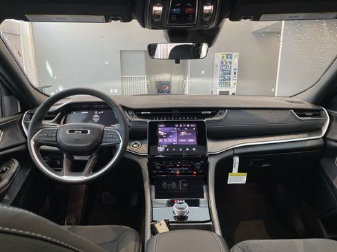 New 2025 Jeep Grand Cherokee Laredo X w/ Luxury Tech Group I image 21