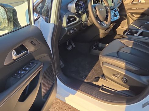 New 2026 Chrysler Pacifica Select image 16