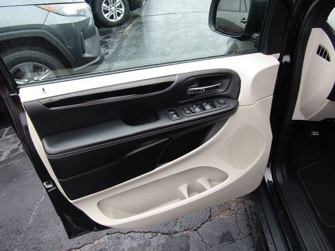 Used 2018 Dodge Grand Caravan SXT w/ Rear Park Assist Package image 23