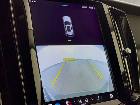 Used 2023 Volvo XC60 T8 Plus image 23