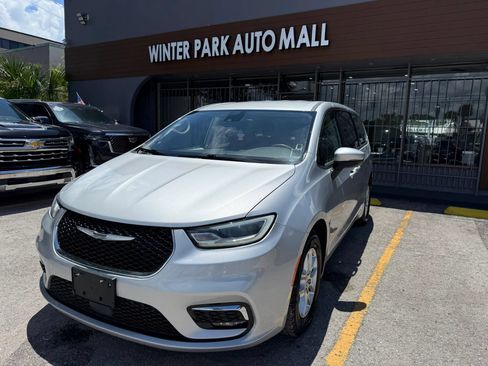 Used 2023 Chrysler Pacifica Touring-L FWD image 1