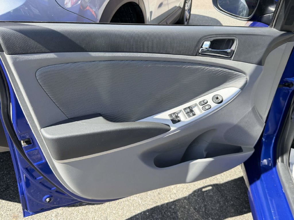 Used 2013 Hyundai Accent GLS w/ Premium Pkg FWD image 17