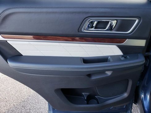 Used 2017 Ford Explorer Platinum image 12