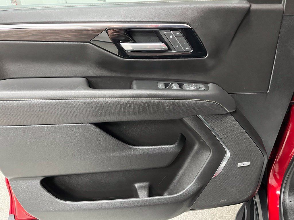 Used 2025 Chevrolet Suburban Premier AWD/4WD image 23