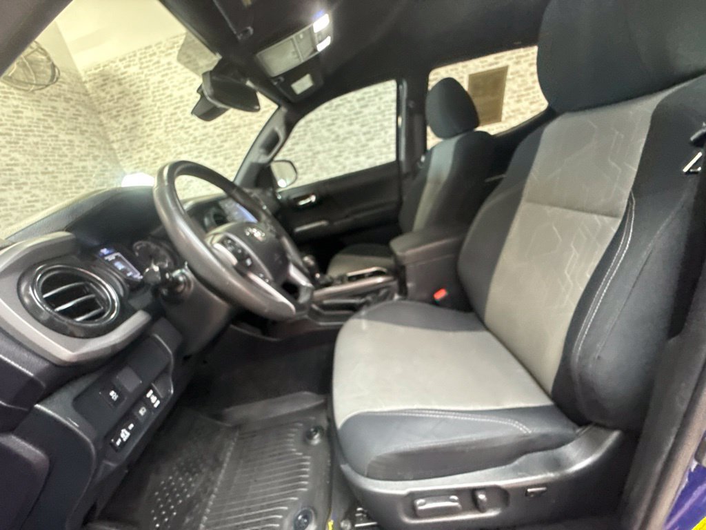 Used 2022 Toyota Tacoma TRD Sport AWD/4WD image 23