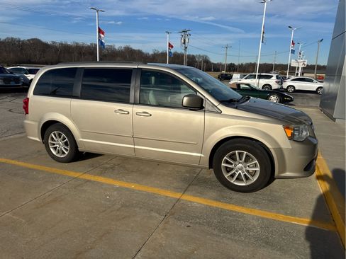 Used 2013 Dodge Grand Caravan SXT w/ Entertainment Group 1 image 3