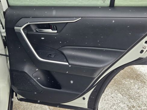 Used 2020 Toyota RAV4 XLE w/ Convenience Package image 10