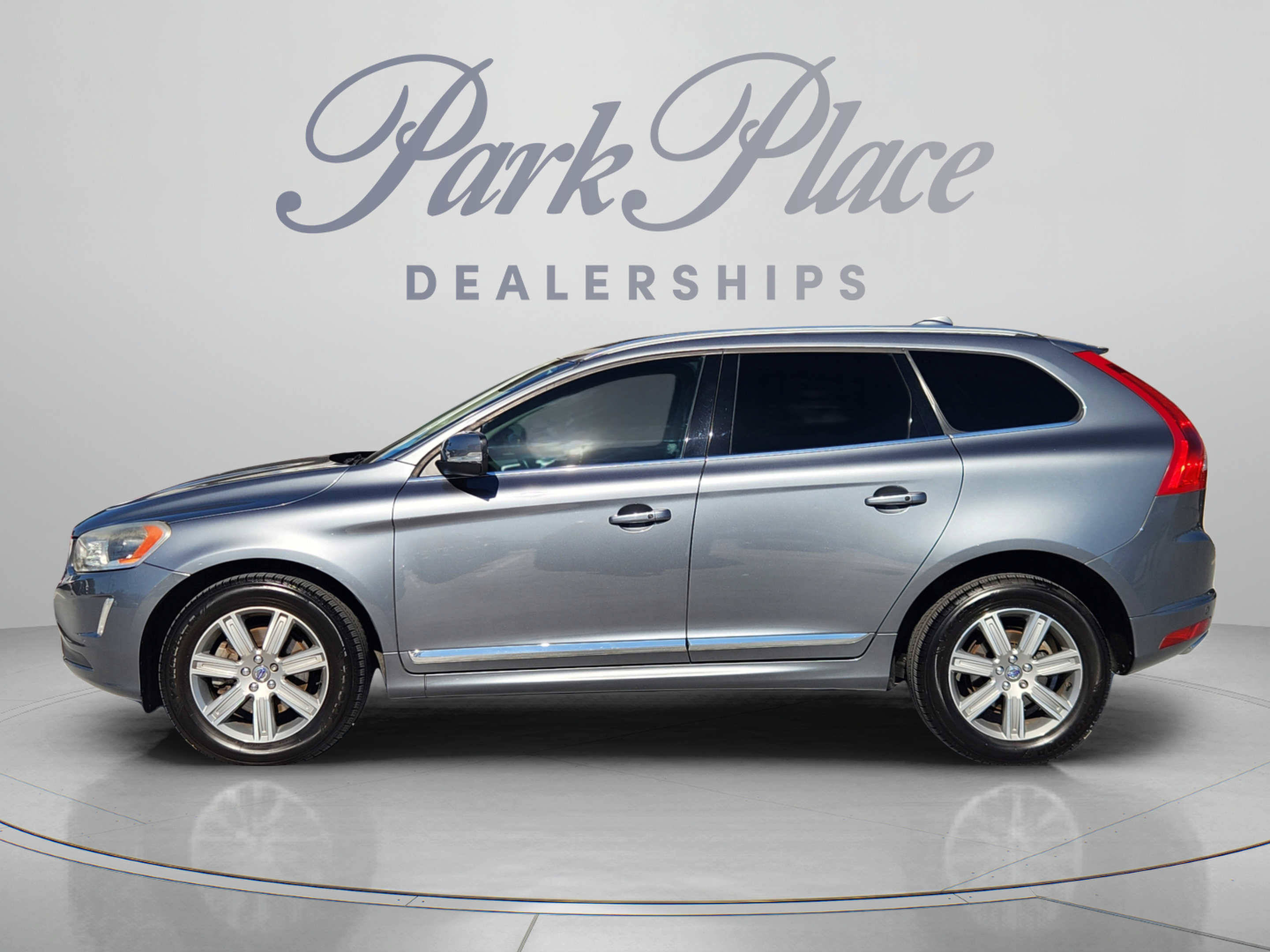 Used 2017 Volvo XC60 T5 Inscription w/ Preferred Option Package FWD image 2