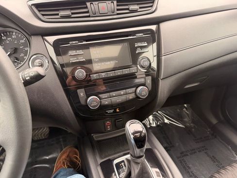 Used 2017 Nissan Rogue SV image 21