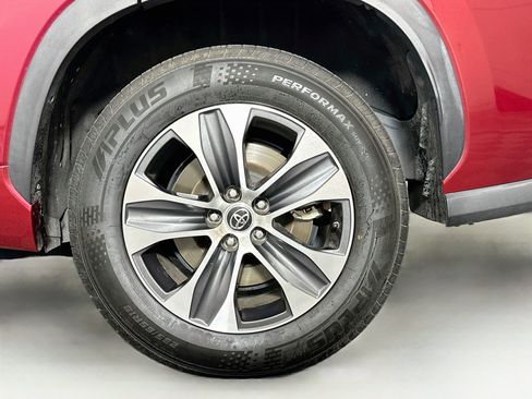 Used 2023 Toyota Highlander XLE FWD image 11