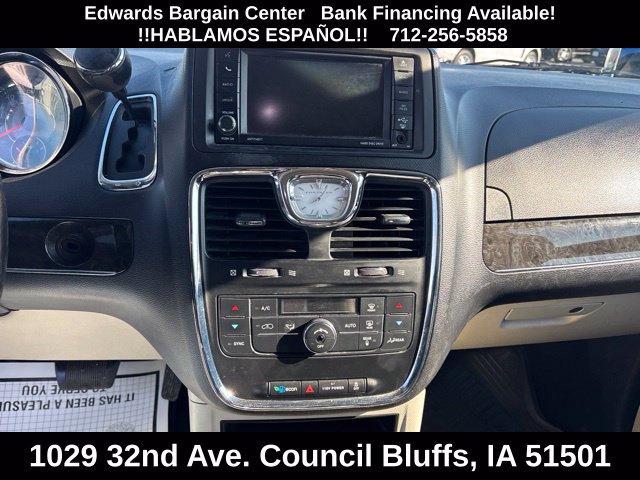 Used 2016 Chrysler Town & Country Touring FWD image 16