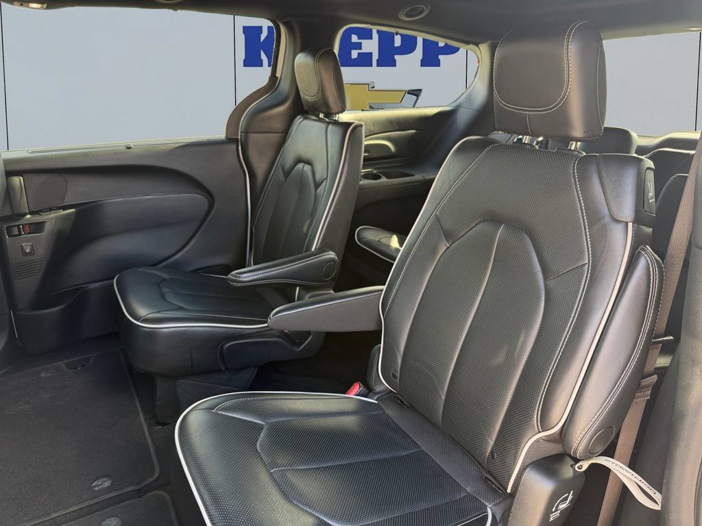 Used 2025 Chrysler Pacifica Limited FWD image 16