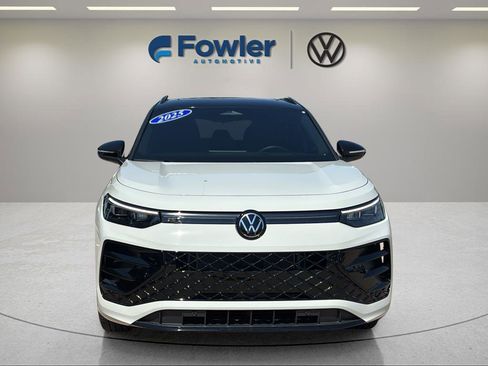 Used 2025 Volkswagen Tiguan SE R-Line AWD/4WD image 2
