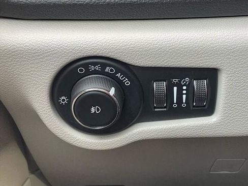 Used 2022 Chrysler Pacifica Touring-L image 32