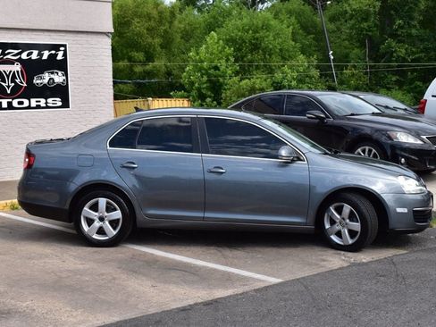 Used 2009 Volkswagen Jetta SE FWD image 4