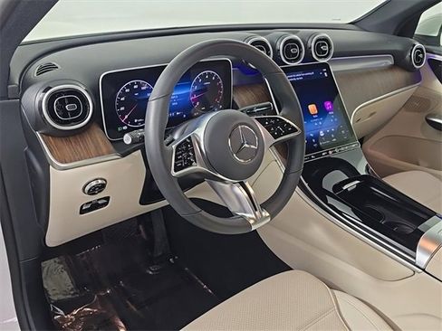 Used 2025 Mercedes-Benz GLC 300 4MATIC image 4