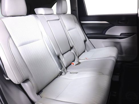 Used 2019 Toyota Highlander Plus AWD/4WD image 38