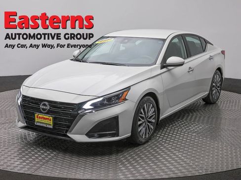 Used 2023 Nissan Altima 2.5 SV FWD image 1