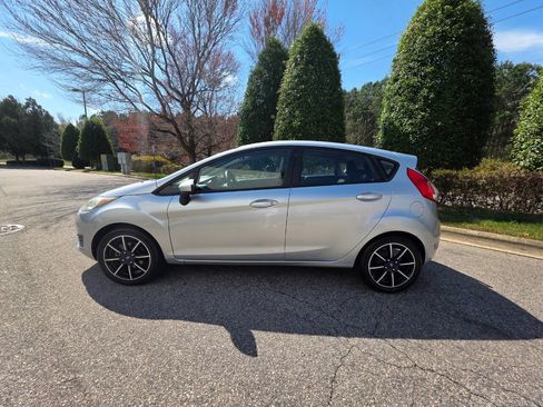 Used 2017 Ford Fiesta SE FWD image 2