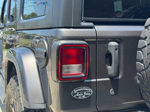 Used 2019 Jeep Wrangler Unlimited Sahara image 9