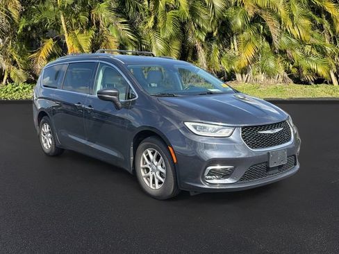 Used 2021 Chrysler Pacifica Touring-L FWD image 2