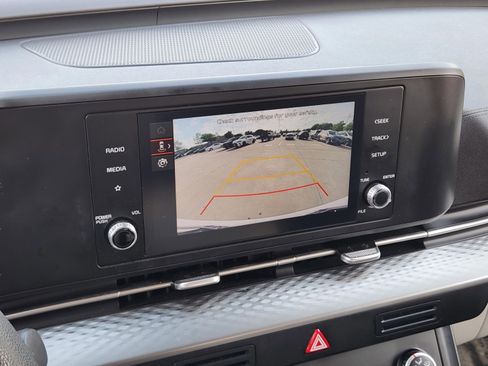 Used 2023 Kia Carnival LX FWD image 12
