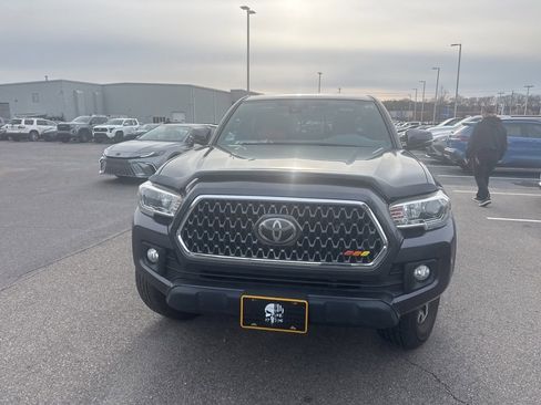 Used 2019 Toyota Tacoma TRD Off-Road image 2