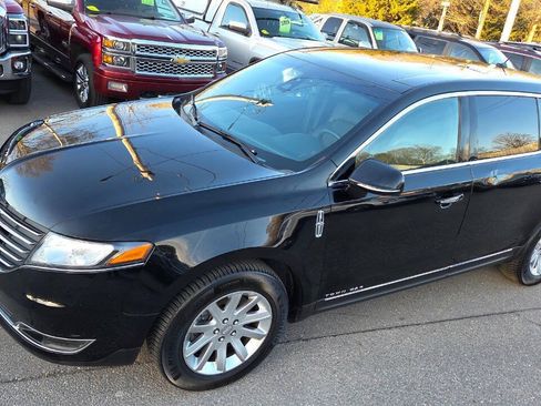 Used 2019 Lincoln MKT AWD image 5