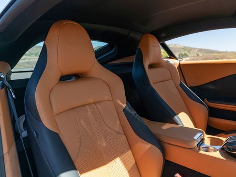 Used 2025 Aston Martin V8 Vantage Coupe RWD image 17