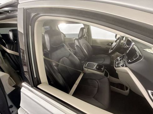 Used 2024 Chrysler Pacifica Touring-L FWD image 24