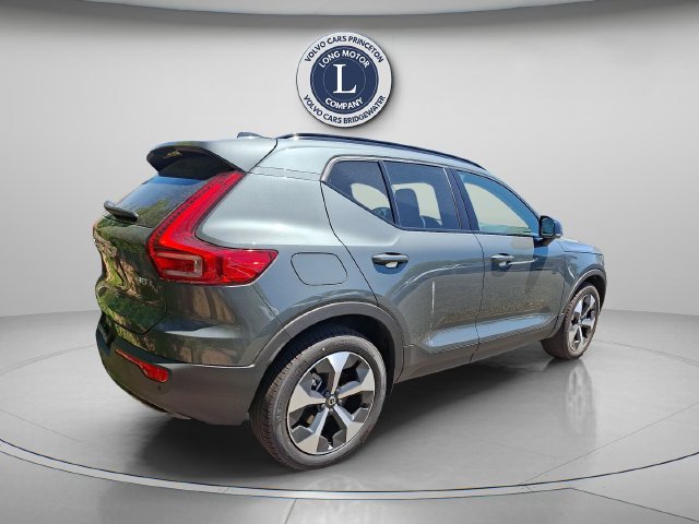 New 2026 Volvo XC40 B5 Core w/ Climate Package AWD/4WD image 1