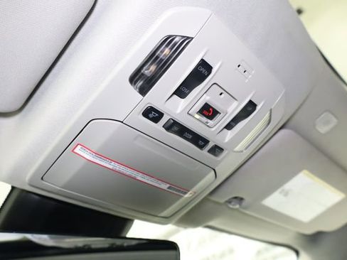 Used 2023 Toyota Highlander XLE image 27