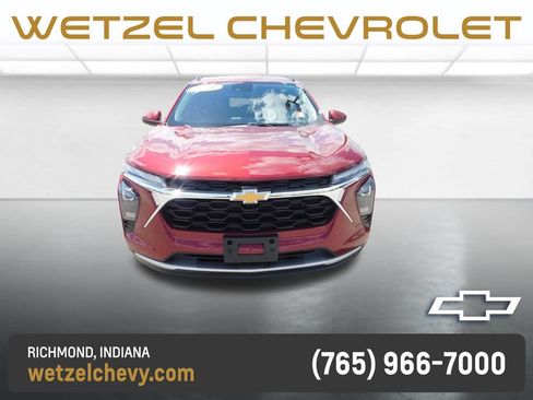 Used 2025 Chevrolet Trax LT w/ LT Convenience Package FWD image 8