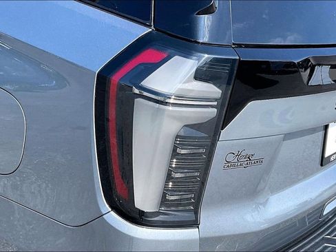 Used 2025 Chevrolet Suburban High Country RWD image 23