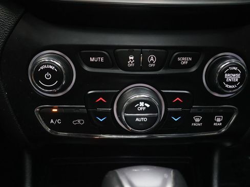 Used 2019 Jeep Cherokee Limited AWD/4WD image 26