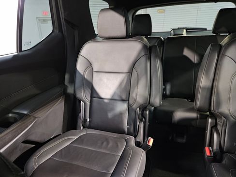 Used 2023 Chevrolet Traverse LT w/ LT Premium Package image 12