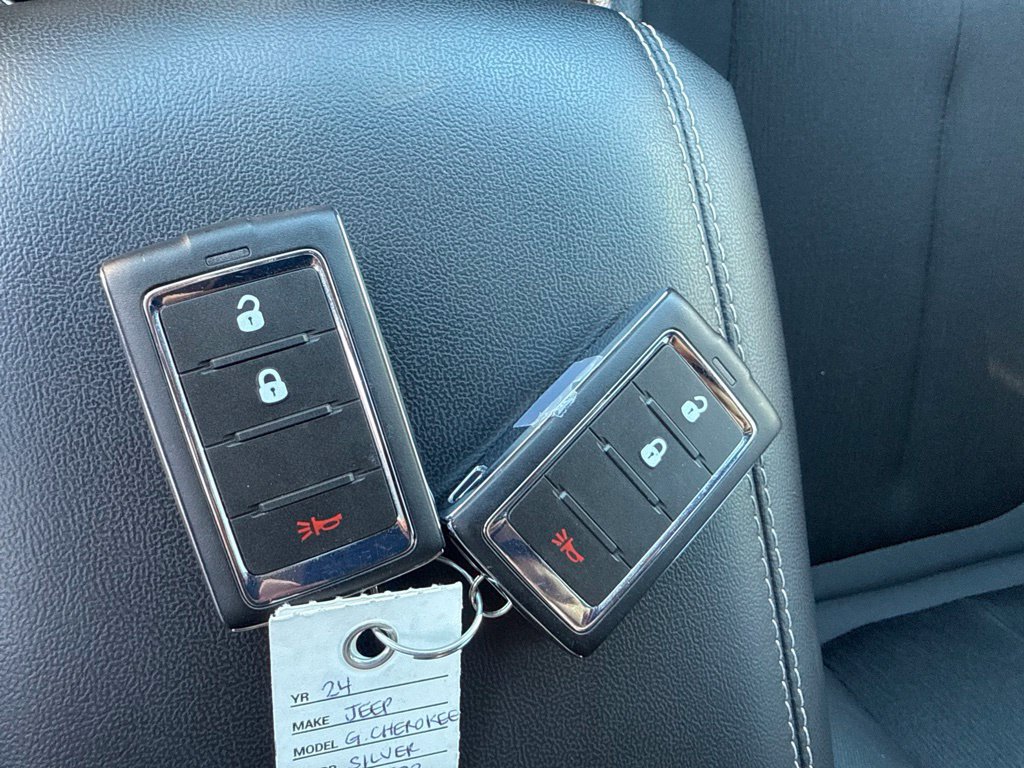 Certified 2024 Jeep Grand Cherokee Laredo RWD image 24