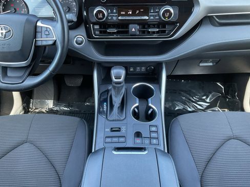 Used 2024 Toyota Highlander LE image 11