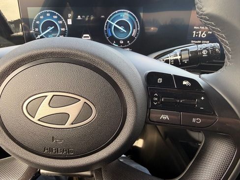 Used 2025 Hyundai Elantra SEL FWD image 16